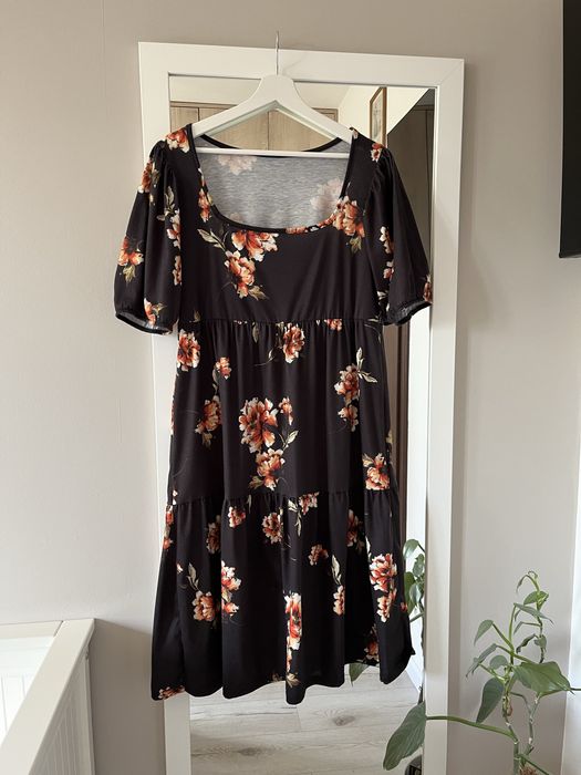 Czarna sukienka midi z bufiastymi rękawami