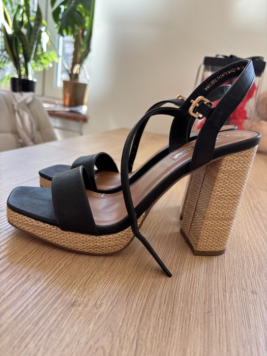 Stylowe sandały na obcasie – platformy z plecionym obcasem
