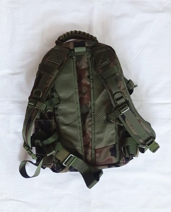 Mochila de camuflada nova