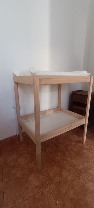 Muda fralda de madeira