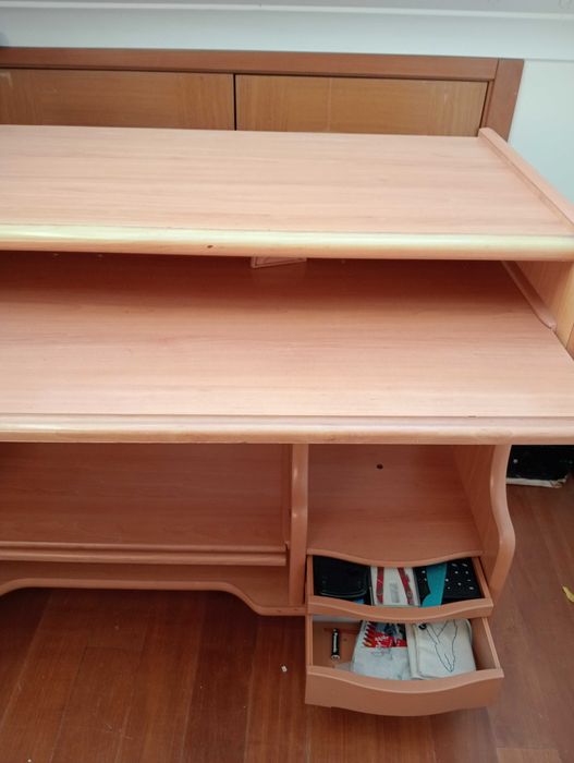 Secretária com prateleira deslizante e 2 gavetas