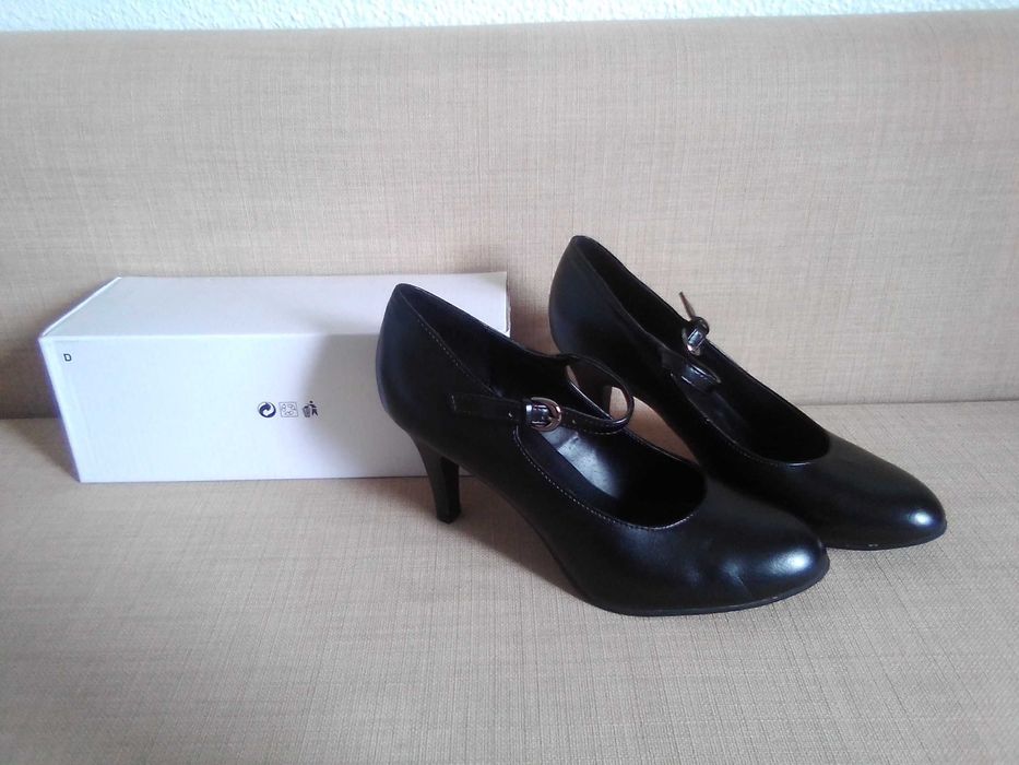 Sapatos pretos elegantes escritório