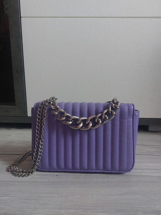 Mała fioletowa torebka