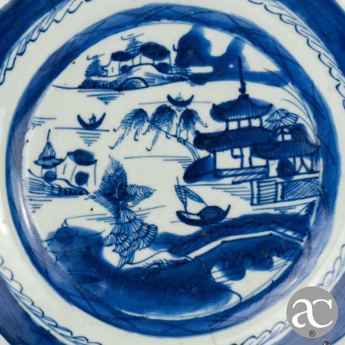 Prato oitavado porcelana China, Cantão, pagodes, Qianlong séc. XVIII