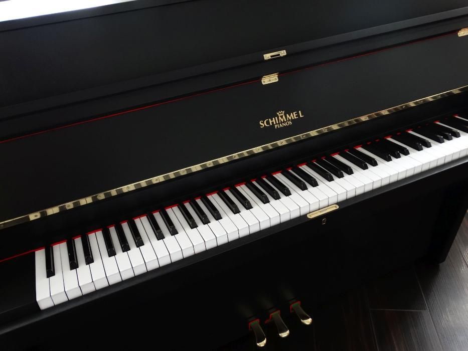 Pianino schimmel czarne od PianoDesign