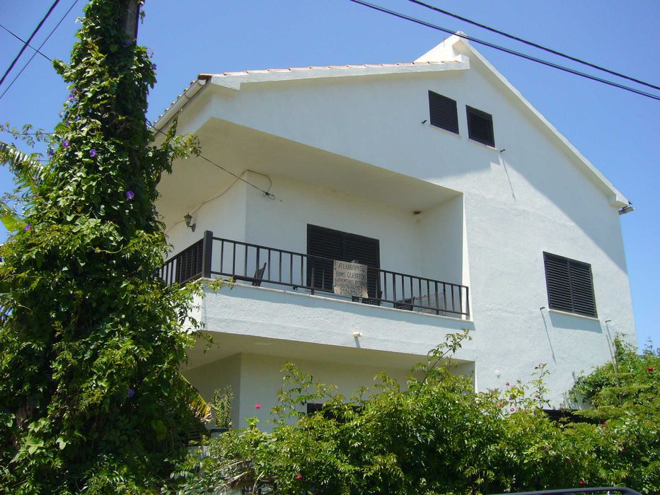 ALUGUER DE QUARTOS no Monte da Caparica junto à Egas Moniz