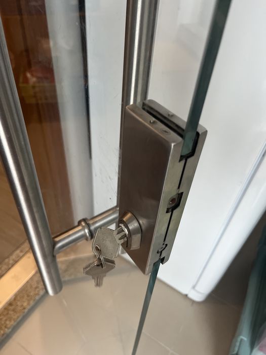 Porta de vidro e mola pavimento