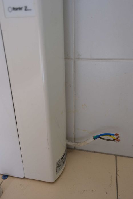 Aquecedor de parede, pequeno - Small wall-mounted radiator. Marca Rointe