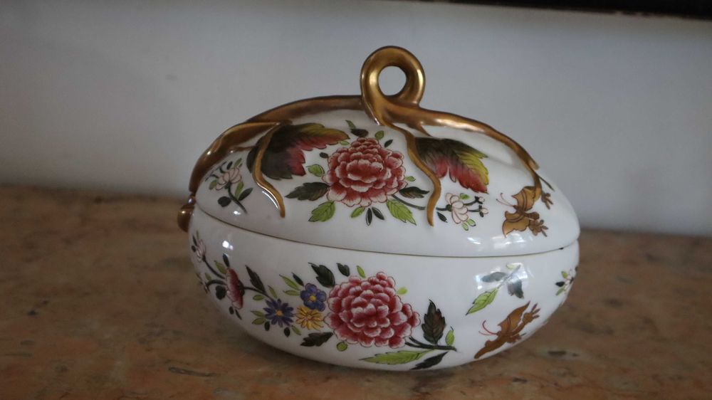 Caixa com tampa "Melão" em porcelana da Vista Alegre.  Pintada á mão