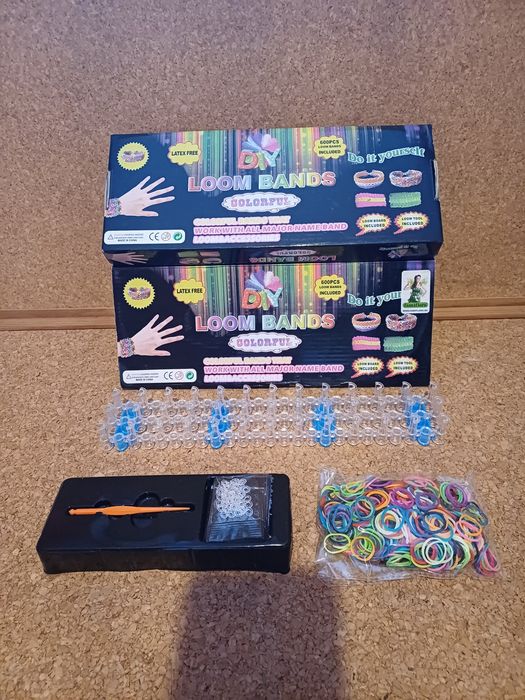 Pulseiras artesanato. 
Caixa com elásticos e acessórios