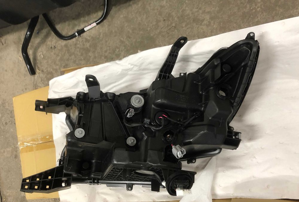 Фара права Toyota Land Cruiser Prado 150 2017-