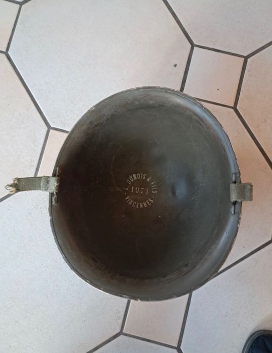 Capacete de guerra militar antigo 1971