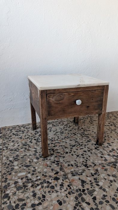 Mesa de cabeceira antiga com tampo em mármore