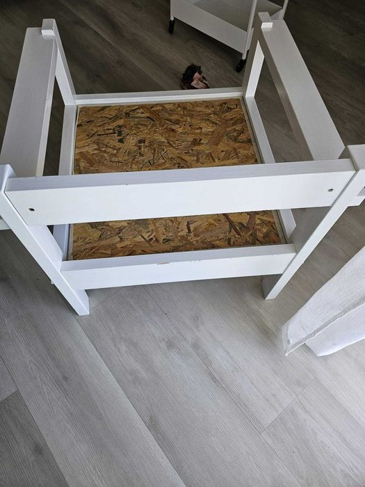 Cadeirão de madeira com almofadas