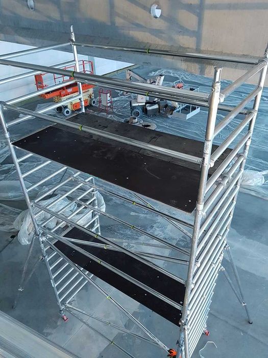 Wynajem rusztowań aluminiowych na kołach.