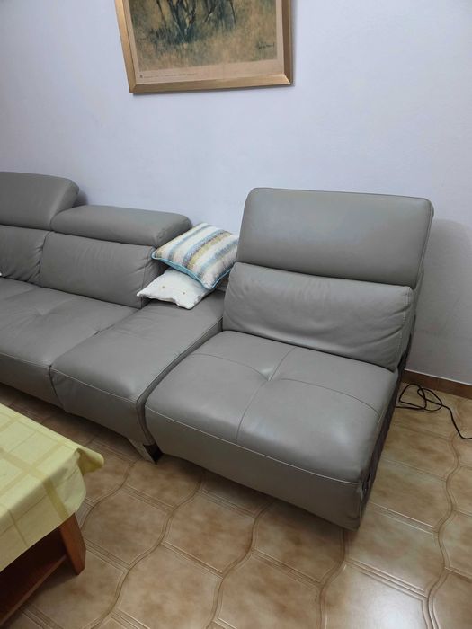 Sofá em pele Cinza em Excelente Estado - Medidas Grandes