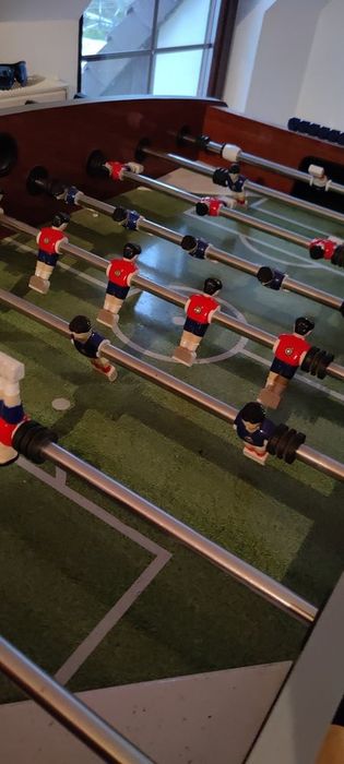 Drewniany stol do piłkarzyków piłkarzyki