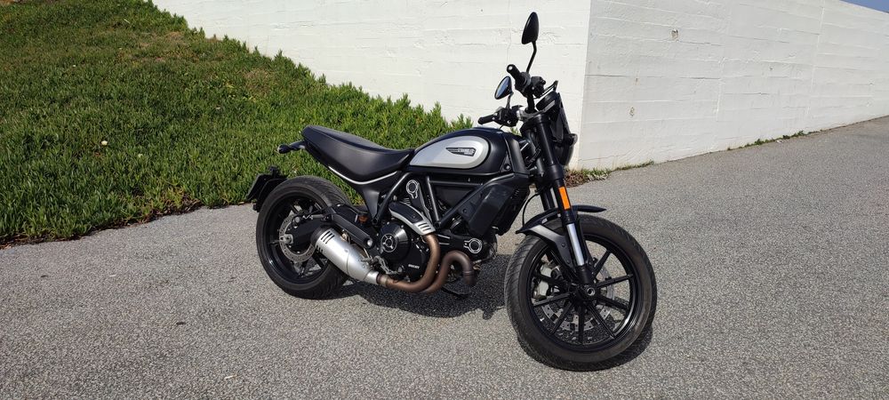 Troco mota  Ducati 800 Dark de 2022 por carro ou mota recente, clássico ou outra