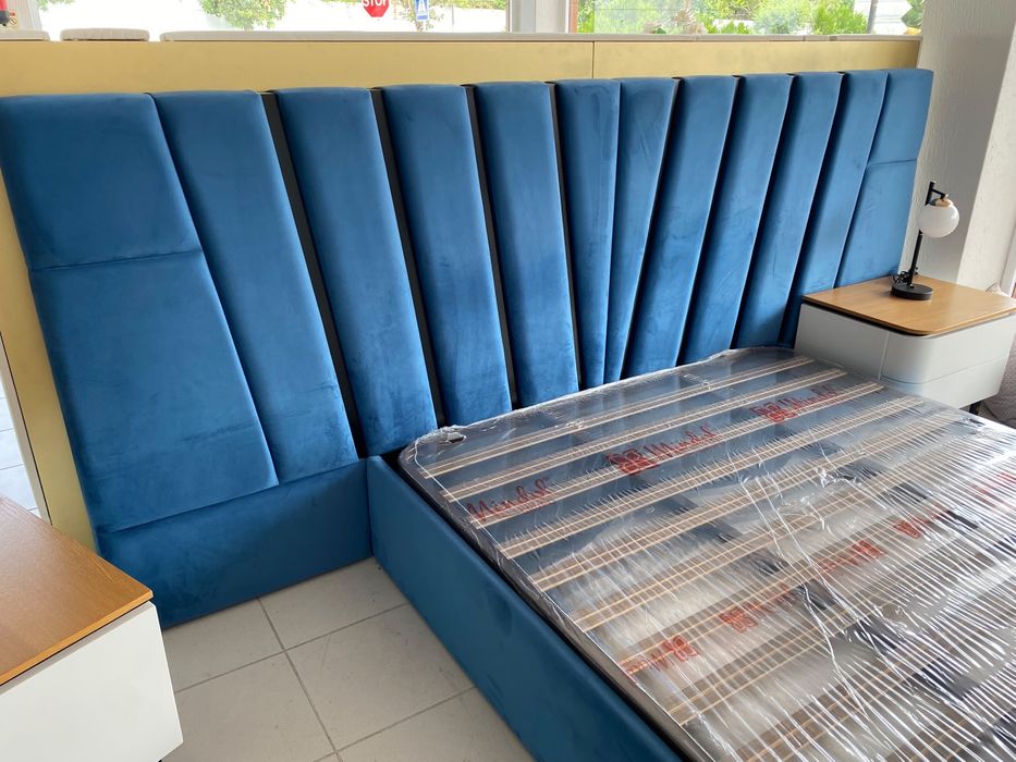 Cama forrada azul com estrado
