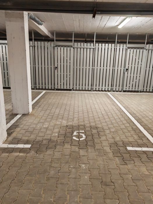 Garaż / miejsce  postojowe  sprzedam  wraz z dużym schowkiem na Żabińc