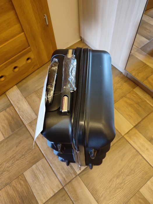 Nowa czarna walizka podróżna
