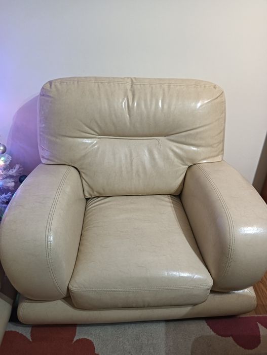 Sofá em pele creme