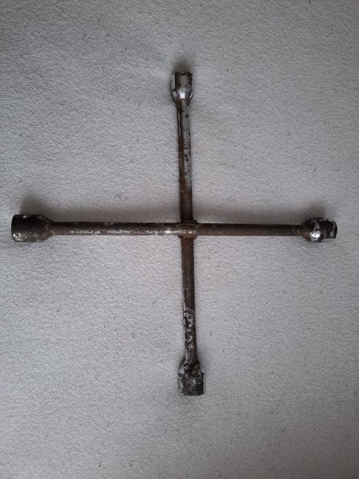 Klucz do Kół krzyżak roz. 17,19,21,22 mm.