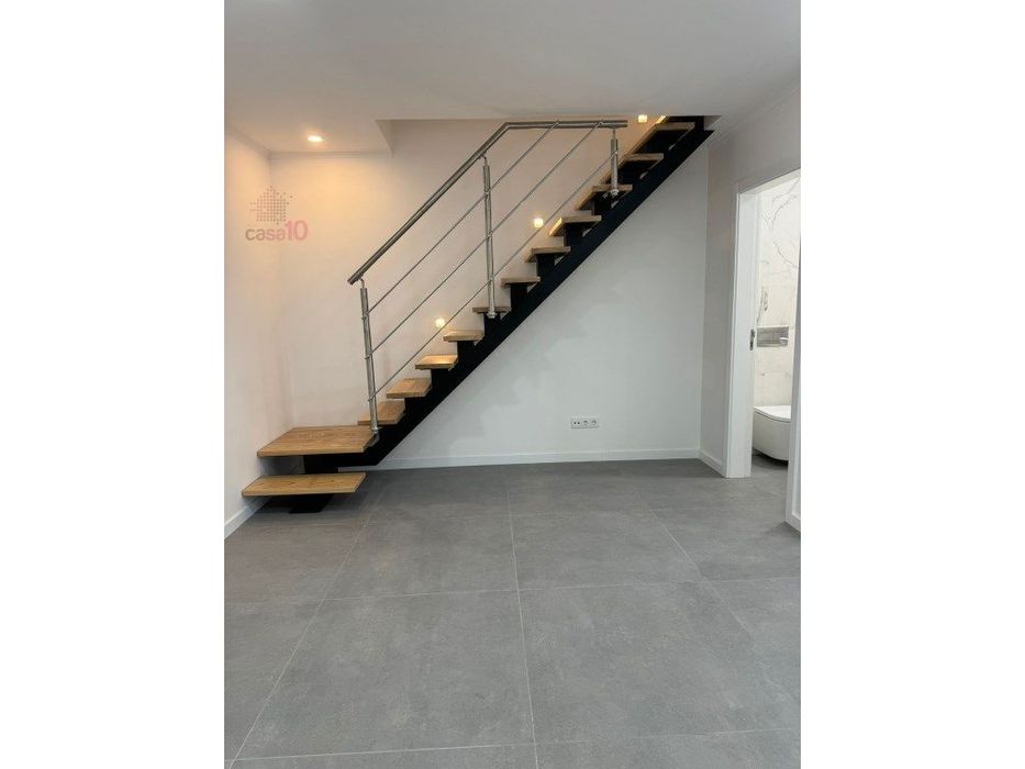 Moradia renovada para venda no centro de Alcochete