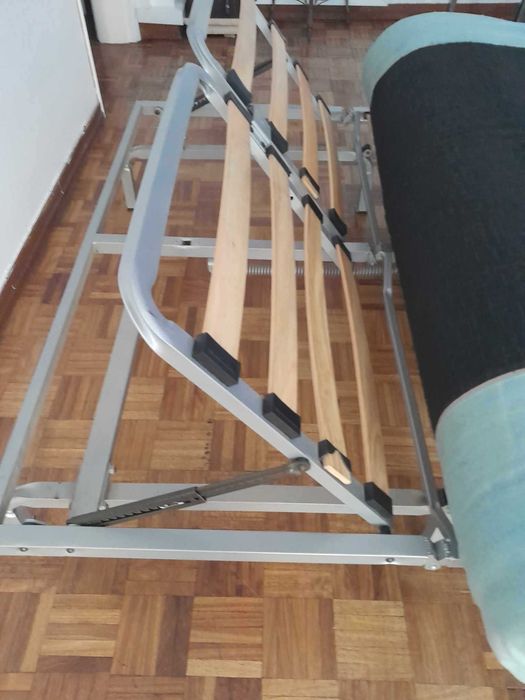 Sofá-cama 3 lugares com cabeçeira elevatória em modo Cama - Bom Estado