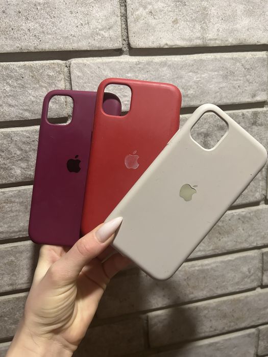 Подам чехлы на 11 айфон все отдам за 100 грн