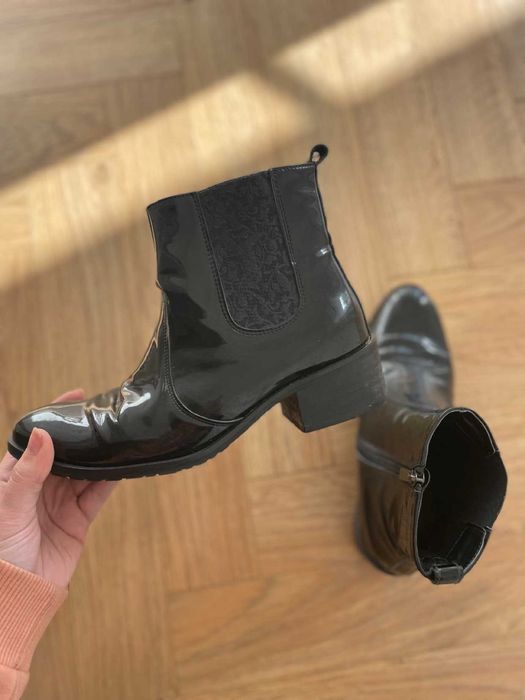 Czarne, lakierowane botki