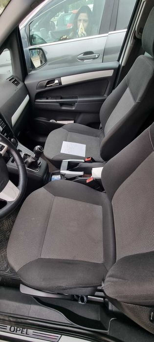 Opel zafira carrinha tem 302.000 km, mas tem a manutenção crucial toda feita em 2025/2026 (comprovável). Não precisa de gastar 1€ em oficinas."