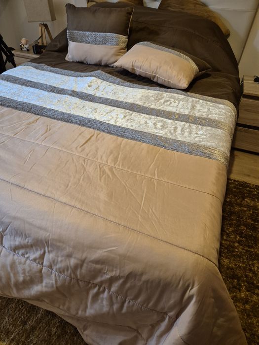 Roupa de cama e almofadas castanhas