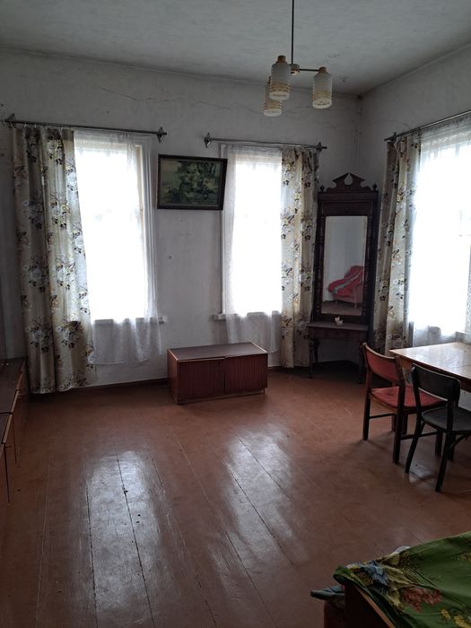 Пів будинку  вул.Поштова10