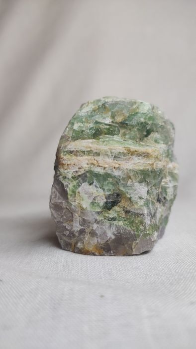 Натуральный камень флюорит.