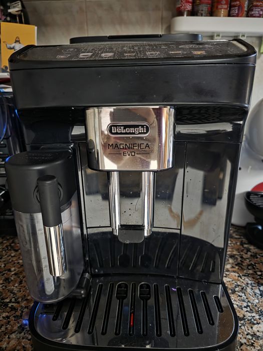 Máquina cafe delonghi magnifica evo