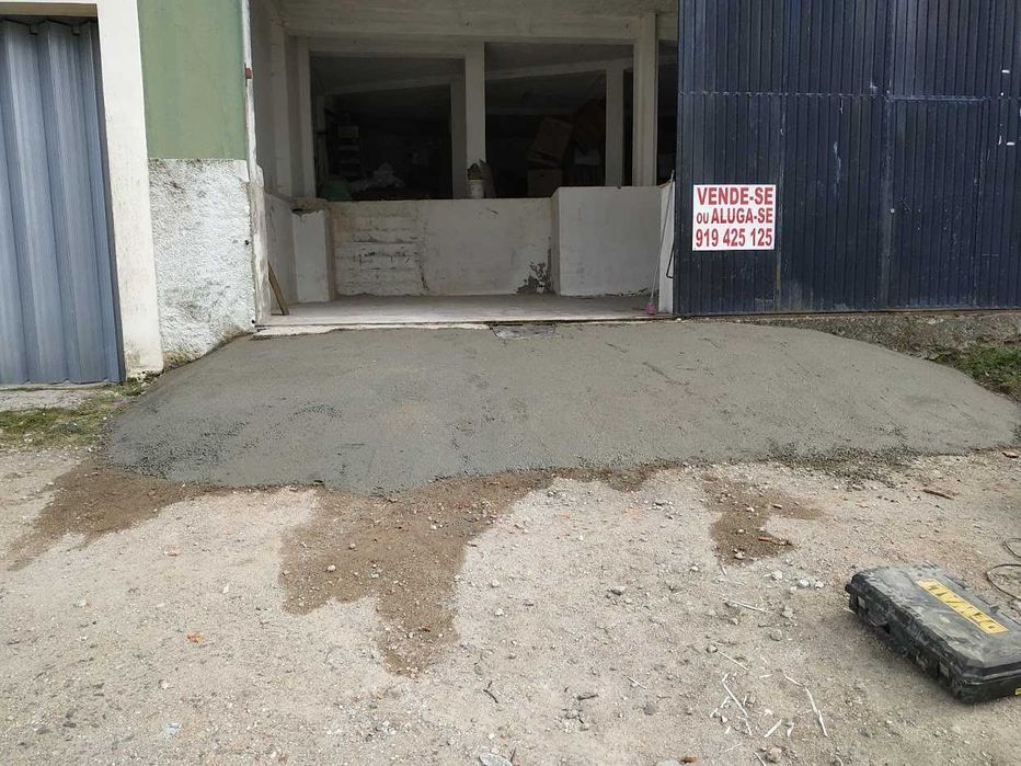 espaços para arrumos  abertos,com possibilidade de ser fechado