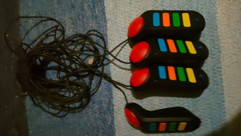 Pack Buzz! PS2: Buzz! Junior: Corridas Loucas + 4 comandos