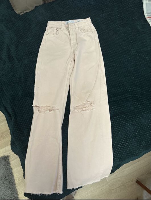 Rorowe dzinsy Bershka