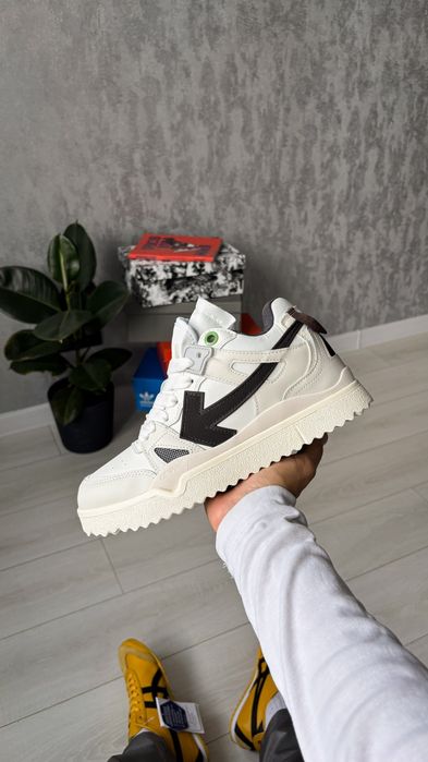36-45 Off-White Sponge White/Black