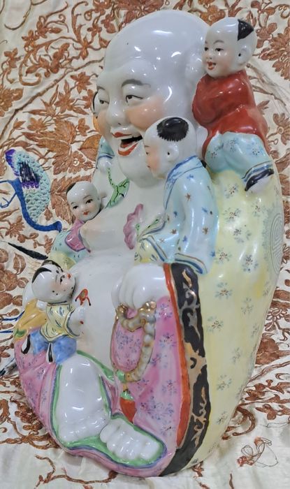 Grande Buda em porcelana antiga