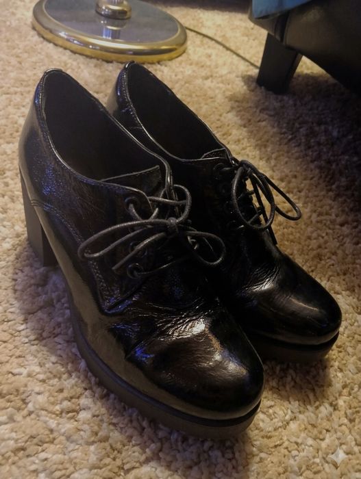 Lakierowane czarne buty na obcasie, skóra, rozmiar 38