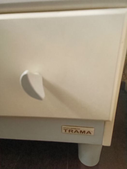 Cómoda marca Trama
