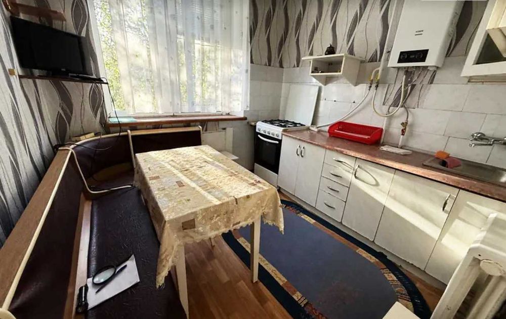 | Продам 2-кімнатну квартиру •  Центр