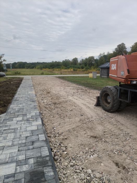Usługi koparką kołową – wykopy, niwelacja, korytowanie, usuwanie korzeni