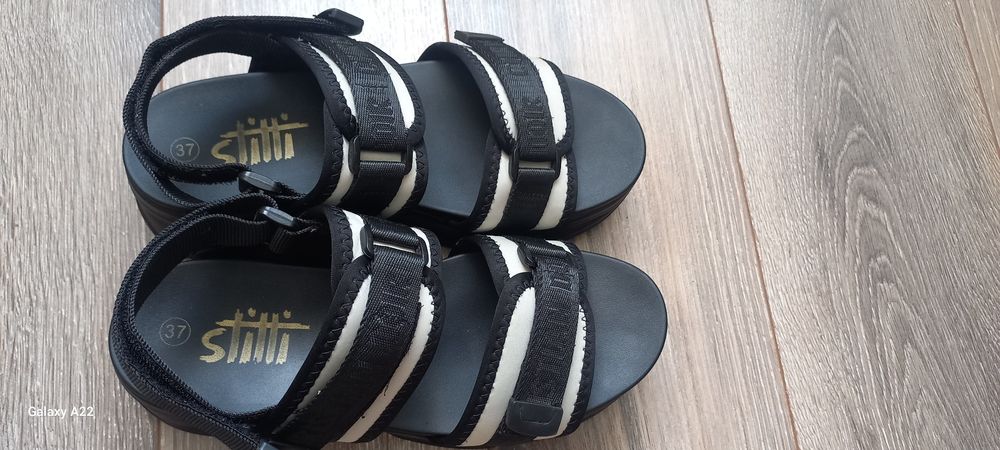 Продам босоніжки нові