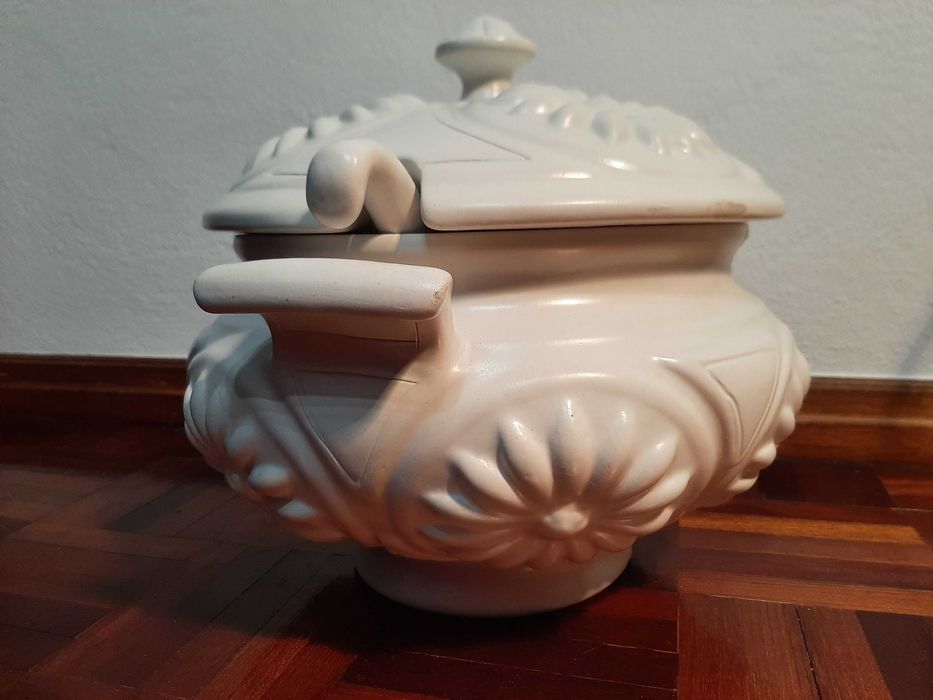 Terrina branca da marca OAL, Made in Portugal