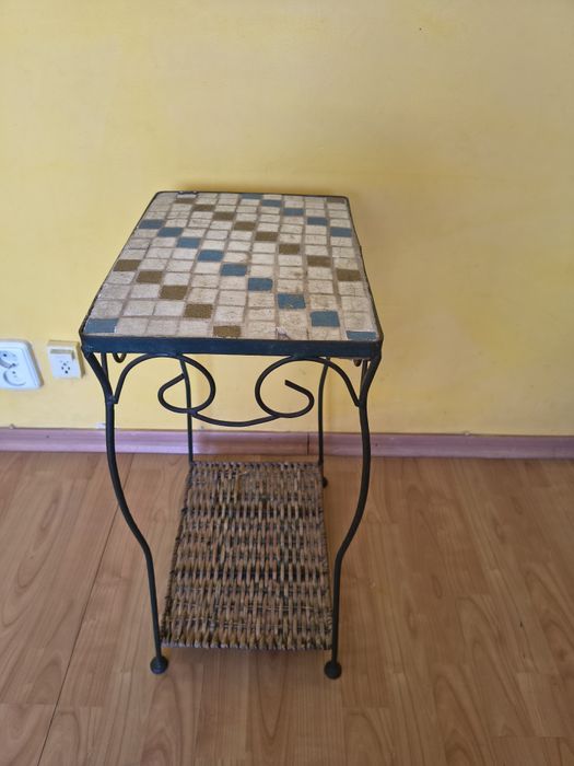 Stolik z mozaikowym blatem