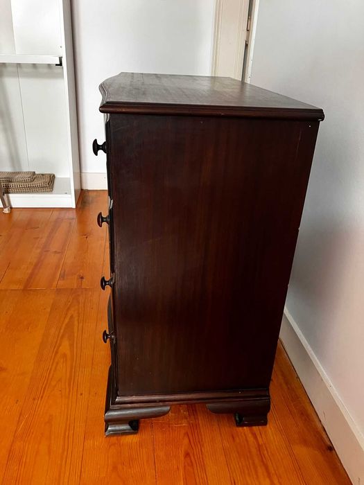 Cómoda de Madeira Antiga