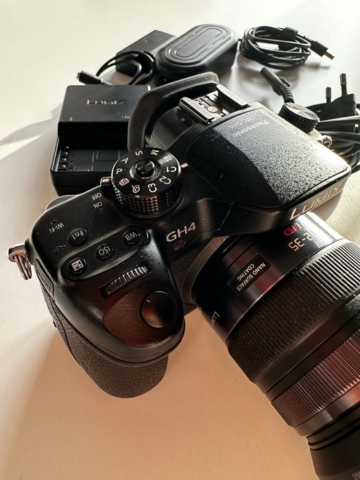 Panasonic GH4 + Obiektyw Lumix G X 12-35mm 2.8 + Dummy  Battery